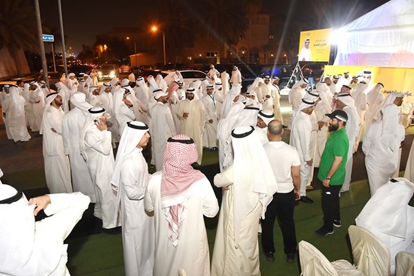 الحضور خارج مقر عزام العميم