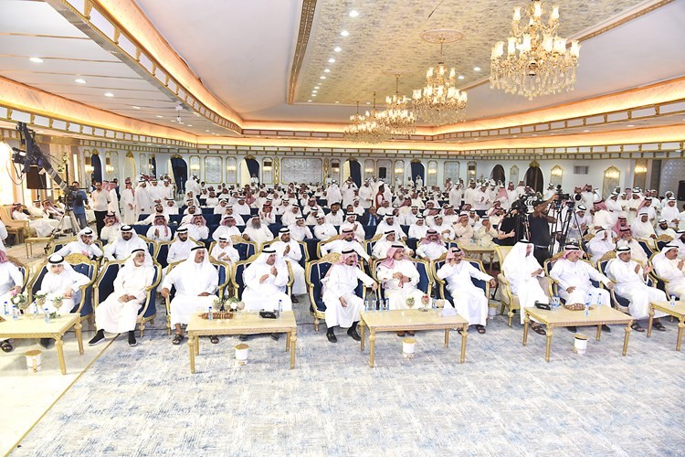 أبناء الدائرة الرابعة في مقر د.فهيد الديحاني
