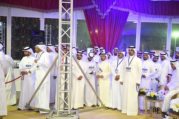 الحضور يستمع لحديث حمدان العازمي