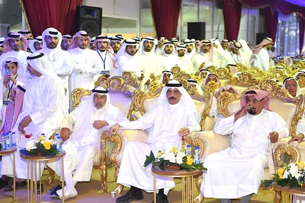 جمع من ابناء الدائرة