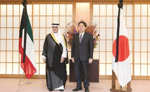 ممثل الأمير بحث مع نظيره الياباني العلاقات الثنائية وآخر المستجدات الإقليمية والدولية