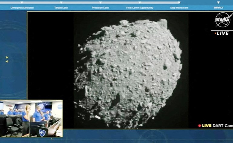 الكويكب ديمورفوس كما بدا قبل لحظات من اصطدام المركبة دارت به ومتابعة من فريق ناسا	 (أ.ف.پ)