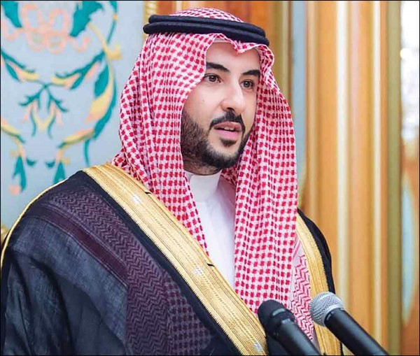  صاحب السمو الملكي الأمير خالد بن سلمان مؤديا القسم وزيرا للدفاع	 (واس)