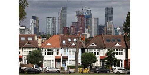 Home sales in Britain fell sharply after financial institutions withdrew their mortgage offers due to high interest rates.
