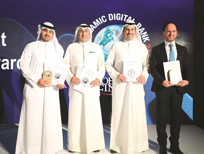 فريق الوطني يتوسطهم هشام النصف ومحمد الخرافي في لقطة جماعية مع الجوائز