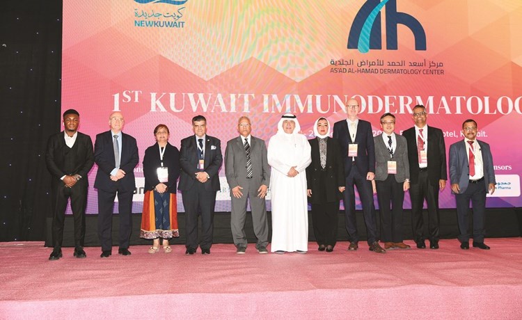 د.وليد البصيري ود.محمد العتيبي وعدد من المشاركين في المؤتمر الأول للأمراض الجلدية المناعية (قاسم باشا)