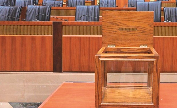 وضع صندوق الاقتراع في قاعة المجلس النيابي استعدادا لأولى جلسات انتخابات رئيس الجمهورية اليوم (محمود الطويل)