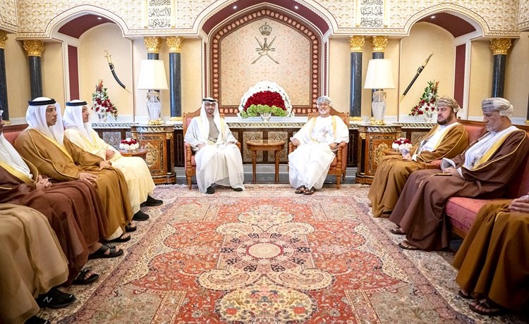 صاحب السمو الشيخ محمد بن زايد رئيس الإمارات والسلطان هيثم بن طارق سلطان عمان خلال مباحثاتهما في مسقط أمس (وام)