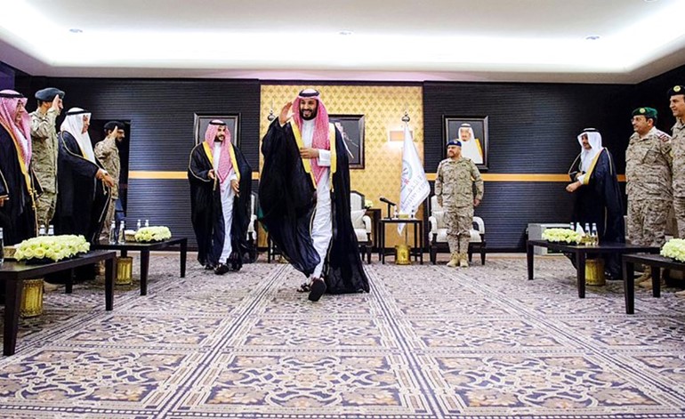 صاحب السمو الملكي الأمير محمد بن سلمان ولي العهد رئيس مجلس الوزراء السعودي يتلقى التحية من منسوبي وزارة الدفاع	(واس)