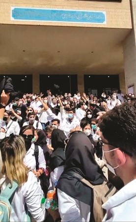 صورة عن ڤيديو للتظاهرات الطلابية التي خرجت في جنوب إيران أمس