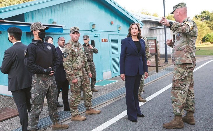 كامالا هاريس خلال زيارتها المنطقة الحدودية منزوعة السلاح الفاصلة بين الكوريتين أمس		(أ.ف.پ)