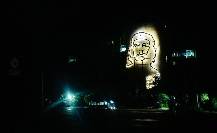 ساحة الثورة في هافانا خلت من الإضاءة إلا على رسم تشي جيفارا	(رويترز)