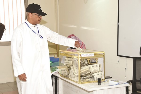 محمد الدويسان يضع ورقة الاقتراع في الصندوق