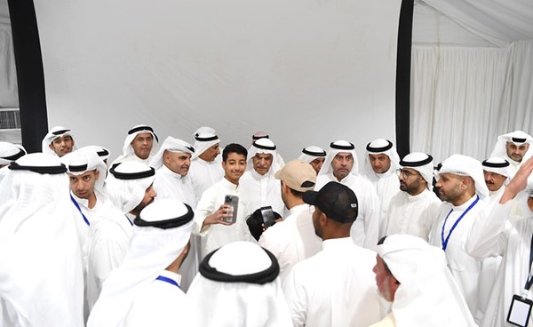أحمد السعدون مع عدد من ناخبيه في المقر الانتخابي وصور تذكارية بمناسبة الفرحة بالفوز الكبير