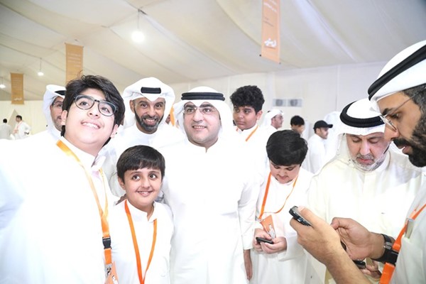 د.عبدالكريم الكندري مع عدد من أعضاء لجنته الانتخابية بعد الفوز