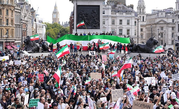 مظاهرة احتجاجية حاشدة في بريطانيا تضامنا مع متظاهري إيران 	(رويترز)