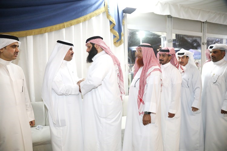 السويط خلال استقباله المباركين