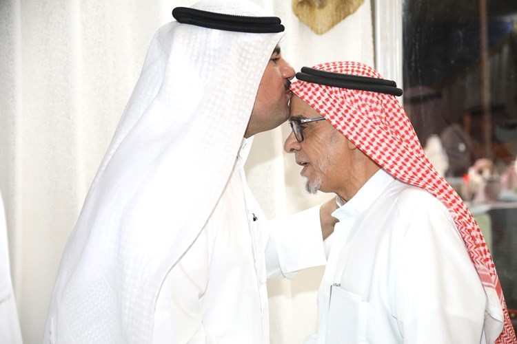 قبلة على جبين أحد كبار السن