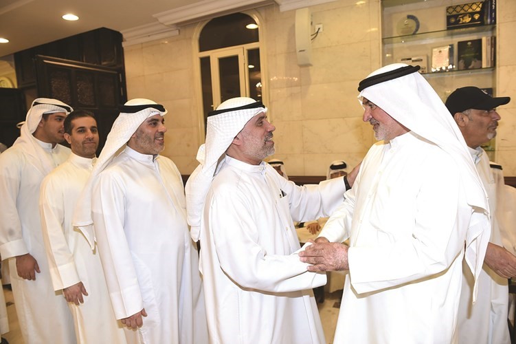صالح عاشور خلال استقباله المباركين