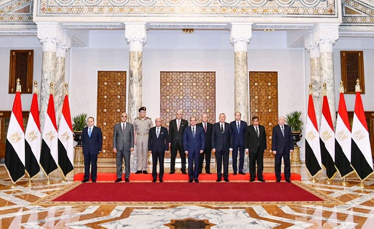 الرئيس عبدالفتاح السيسي متوسطا أعضاء المجلس الأعلى للجهات والهيئات القضائية