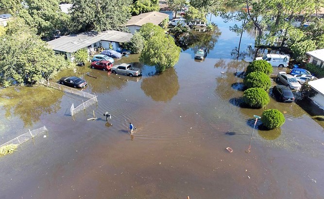 إحدى المناطق السكنية في أورلاندو وقد غمرتها مياه الفيضانات التي ضربت فلوريدا إثر الإعصار إيان 	(أ.ف.پ)