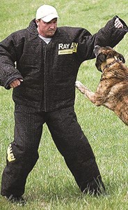 «الداخلية»: 240 بدلة لمدربي الكلاب البوليسية