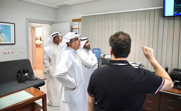 وزير الصحة د. خالد السعيد خلال متابعته مركز عمليات إدارة الأزمات