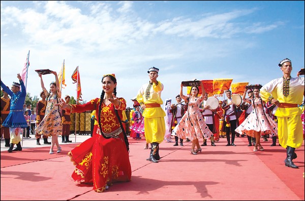  الغناء والرقص التقليدي في منطقة شينجانغ