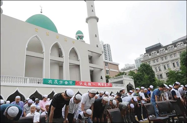  المسلمون الصينيون يؤدون الصلاة