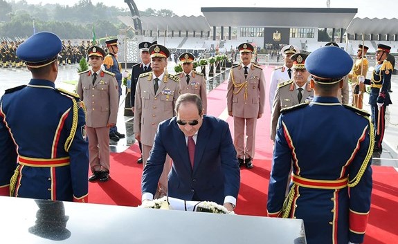 الرئيس عبدالفتاح السيسي يضع أكاليل الزهور على قبر الجندي المجهول