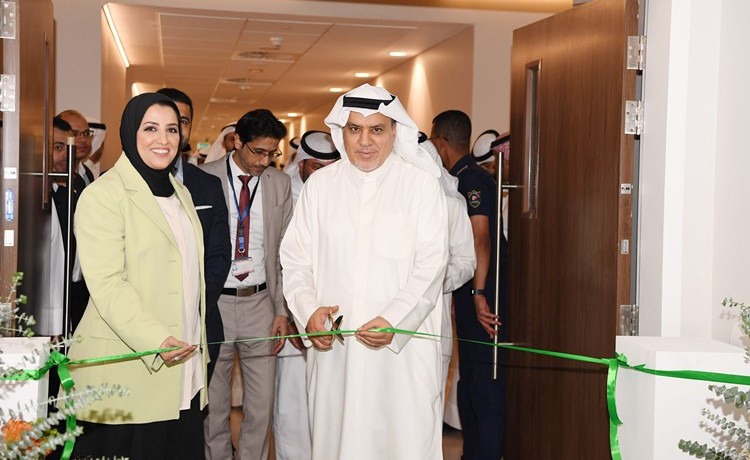 د.خالد السعيد ود.عهود خليفة خلال افتتاح قسم لطب وجراحة العيون في مستشفى الجهراء (قاسم باشا)