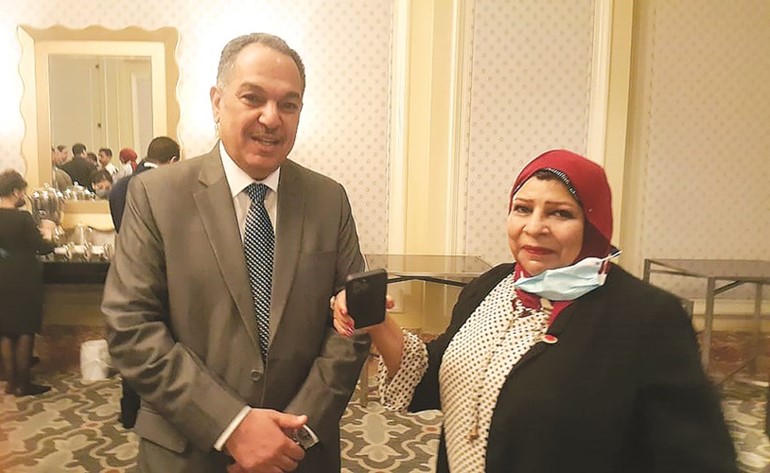 سفيرنا في القاهرة غانم صقر الغانم متحدثا للزميلة ناهد إمام