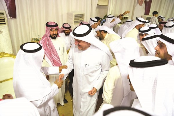 حامد البذالي يتلقى التهنئة من عيسى الكندري