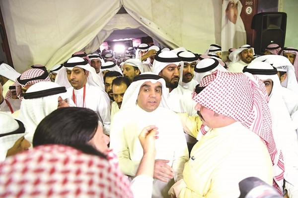 حامد البذالي متوسطا عددا كبيرا من ابناء الدائرة الثانية	(قاسم باشا)