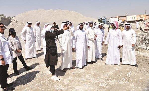 رئيس وأعضاء المجلس البلدي خلال الجولة الميدانية على أحد المرادم(أحمد علي)