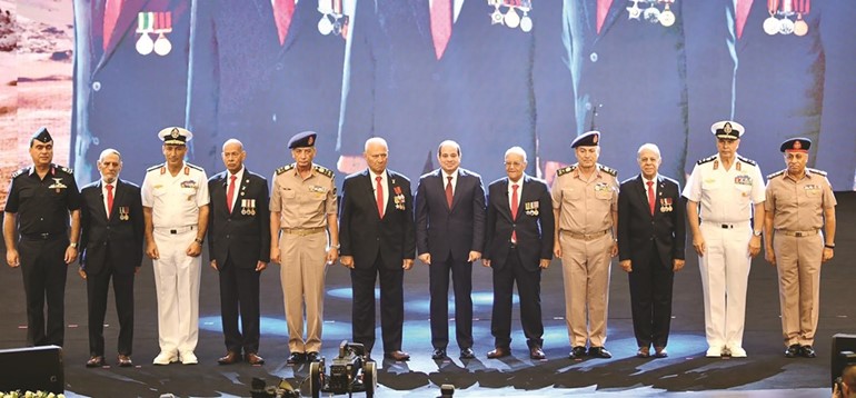 الرئيس عبدالفتاح السيسي في صورة تذكارية مع مجموعة من ابطال حرب اكتوبر