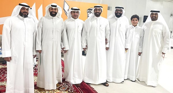 د.عبدالكريم الكندري يتلقى التهاني من ابناء الدائرة الثالثة