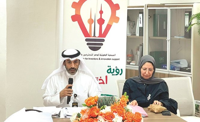 د.فاطمة الثلاب وممثل وزارة الشؤون خلال الجمعية العمومية