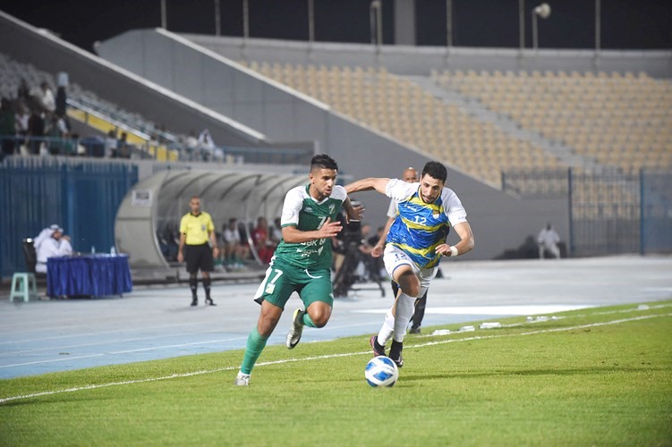 محمد الصولة يحاول المرور 
من لاعب الساحل حمزة بن عبدة 
(متين غوزال)