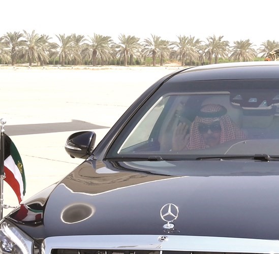 صاحب السمو الأمير قبيل مغادرته البلاد