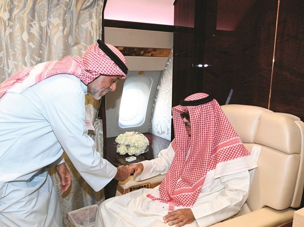 صاحب السمو الأمير مصافحا الشيخ سالم النواف