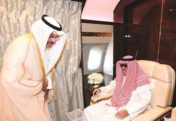 صاحب السمو الأمير وفي وداعه سمو الشيخ أحمد نواف الأحمد الصباح