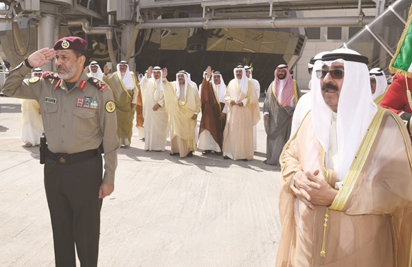 سمو نائب الأمير وولي العهد الشيخ مشعل الأحمد وسمو الشيخ ناصر المحمد والشيخ أحمد العبدالله وسمو الشيخ صباح الخالد ورئيس مجلس الوزراء سمو الشيخ أحمد نواف الأحمد الصباح والشيخ محمد العبدالله والشيخ طلال الخالد في وداع صاحب السمو