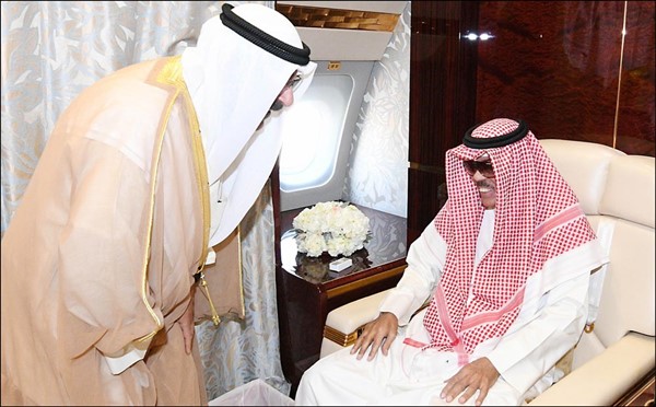 صاحب السمو الأمير الشيخ نواف الأحمد لدى مغادرته البلاد أمس وفي وداعه سمو نائب الأمير وولي العهد الشيخ مشعل الأحمد