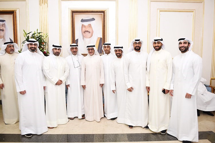 د.خليل أبل أثناء استقبال المباركين