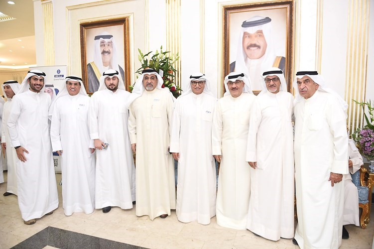 د.خليل أبل مع بعض المهنئين