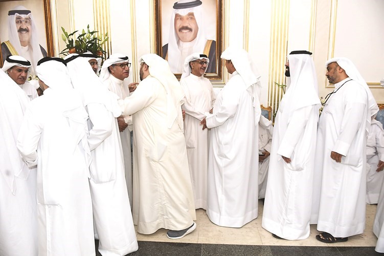 أبل يتلقى التهاني