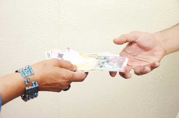 بالفيديو.. وفِّروا دنانيركم للظروف الصعبة