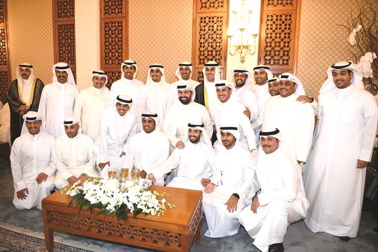 المعرس عبدالعزيز خالد عبدالعزيز الشايع متوسطا عددا من الأهل والأصدقاء بالمناسبة السعيدة