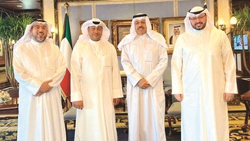 سمو رئيس مجلس الوزراء متوسطا د.عبدالعزيز الصقعبي وأ.د.حمد المطر وأسامة الشاهين